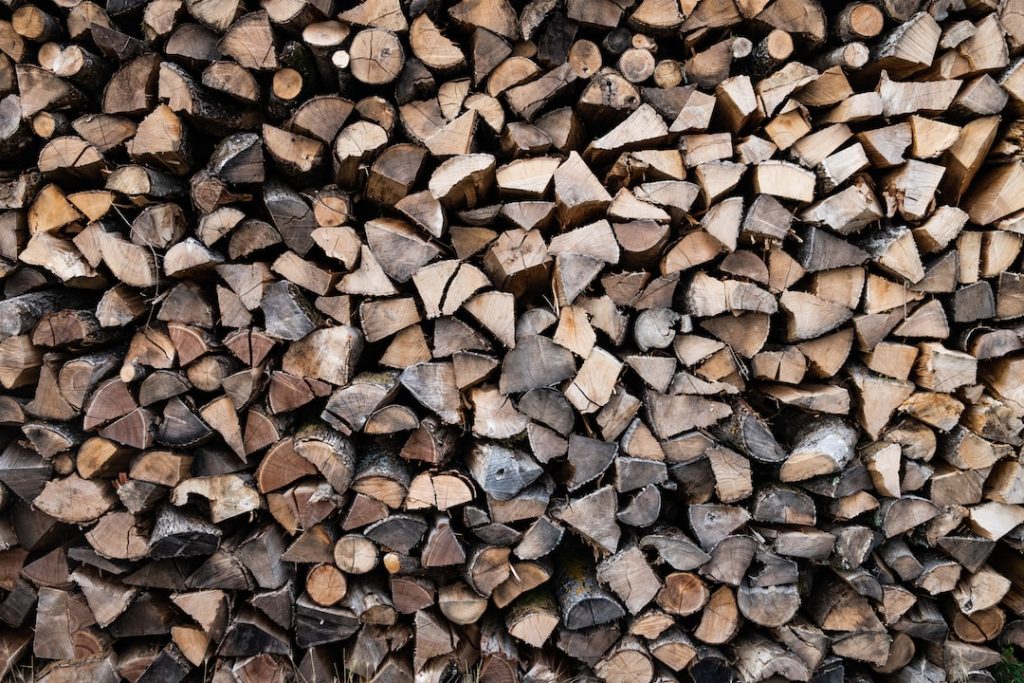  Les bonnes pratiques pour bien empiler des bûches de bois